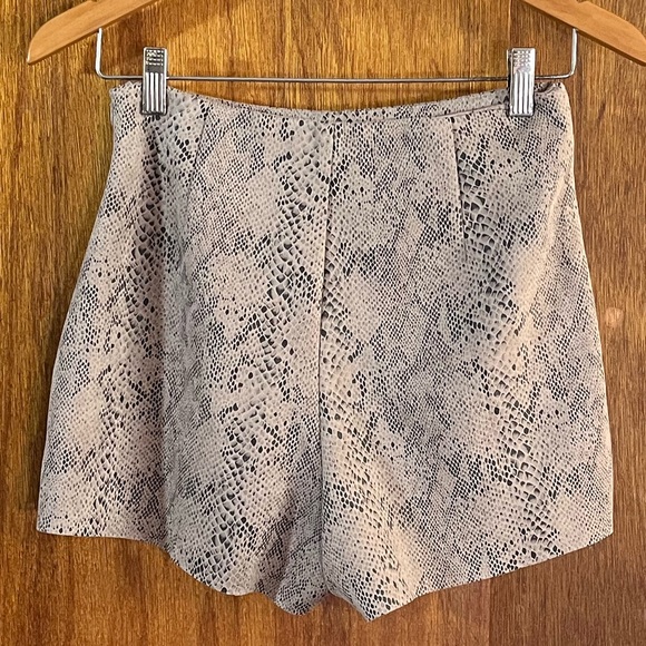 DO + BE Snakeskin Pattern Skort in Faux Lambskin Leather Sz M - Picture 5 of 6